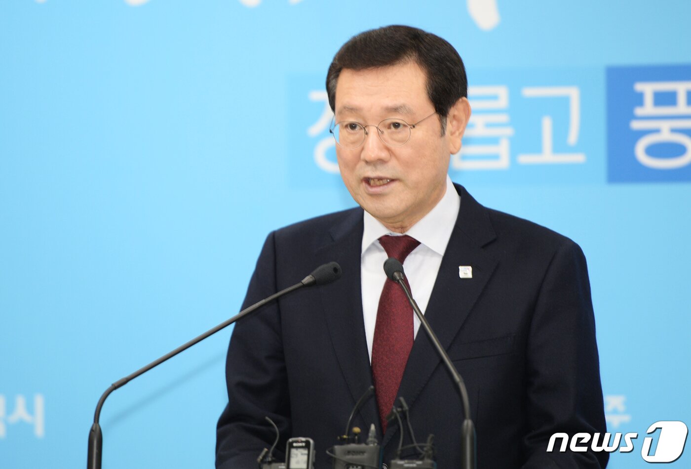 본문 이미지 - 이용섭 광주시장이 지난 23일 광주시청 브리핑룸에서 기자회견을 하고 민선 7기 광주시 문화정책을 확정, 발표하고 있다. 이 시장은 '품격있는 문화도시 광주'를 비전으로 4대 목표와 10대 중점과제를 선정해 추진하겠다고 밝혔다.2019.1.23/뉴스1 ⓒ News1 박준배 기자