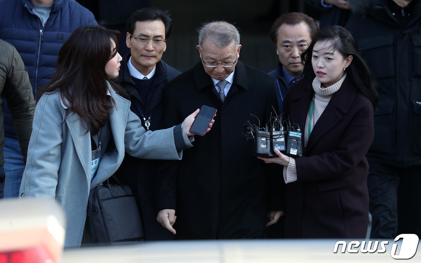 본문 이미지 - 사법농단 의혹 정점으로 지목된 양승태 전 대법원장이 23일 오후 서울 서초구 서울중앙지방법원에서 열리는 구속 전 피의자심문(영장실질심사)을 마친 후 법정을 나서고 있다. 2019.1.23/뉴스1 ⓒ News1 박세연 기자