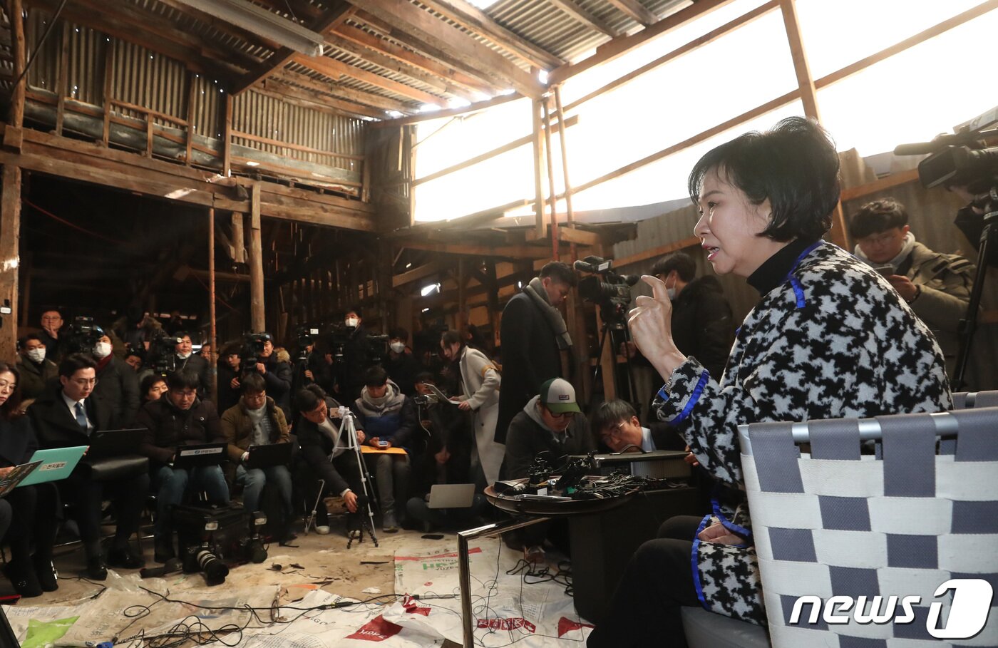 본문 이미지 - 목포 근대역사문화공간 내 부동산 투기 의혹을 받는 무소속 손혜원 의원이 지난 1월23일 오후 목포 투기 의혹 현장에서 투기 의혹 관련 해명 기자회견을 하고 있다. 2019.1.23/뉴스1 ⓒ News1 황희규 기자