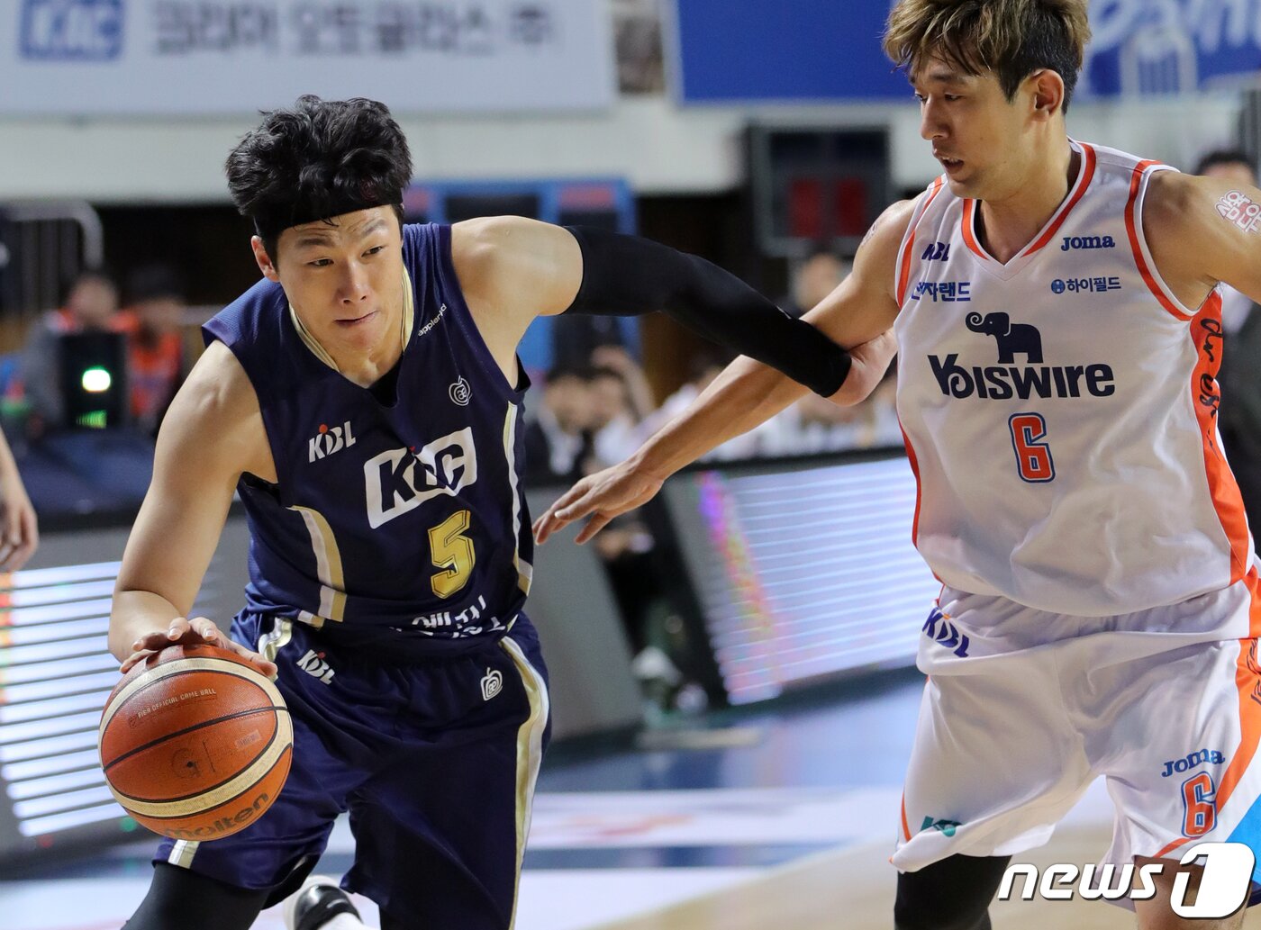 본문 이미지 - 전주 KCC 이정현(왼쪽)..2019.1.23/뉴스1 ⓒ News1 문요한 기자