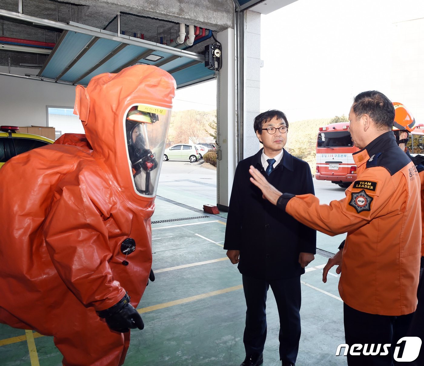 (서울=뉴스1) 포토공용 기자 = 류희인 행정안전부 재난안전관리본부장이 23일 오후 충남 서산시 서산화학재난합동방재센터를 찾아 화학사고대응체계 및 센터 현황 등에 대해 청취한 뒤 …