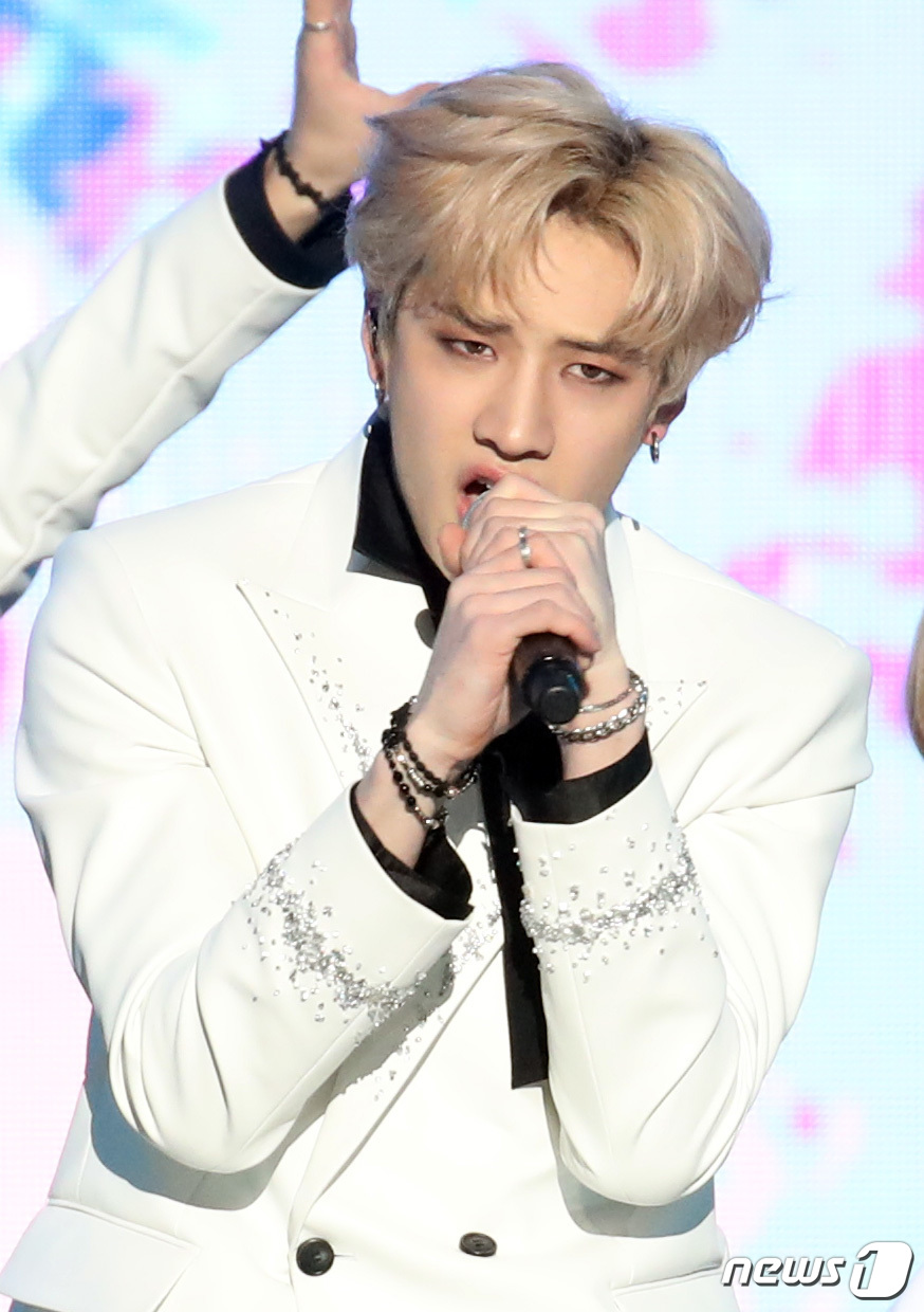 (서울=뉴스1) 권현진 기자 = 스트레이 키즈 방찬이 23일 서울 송파구 잠실실내체육관에서 열린 ‘제8회 가온차트 뮤직 어워즈’에 참석해 화려한 공연을 선보이고 있다.올해로 8회째 …