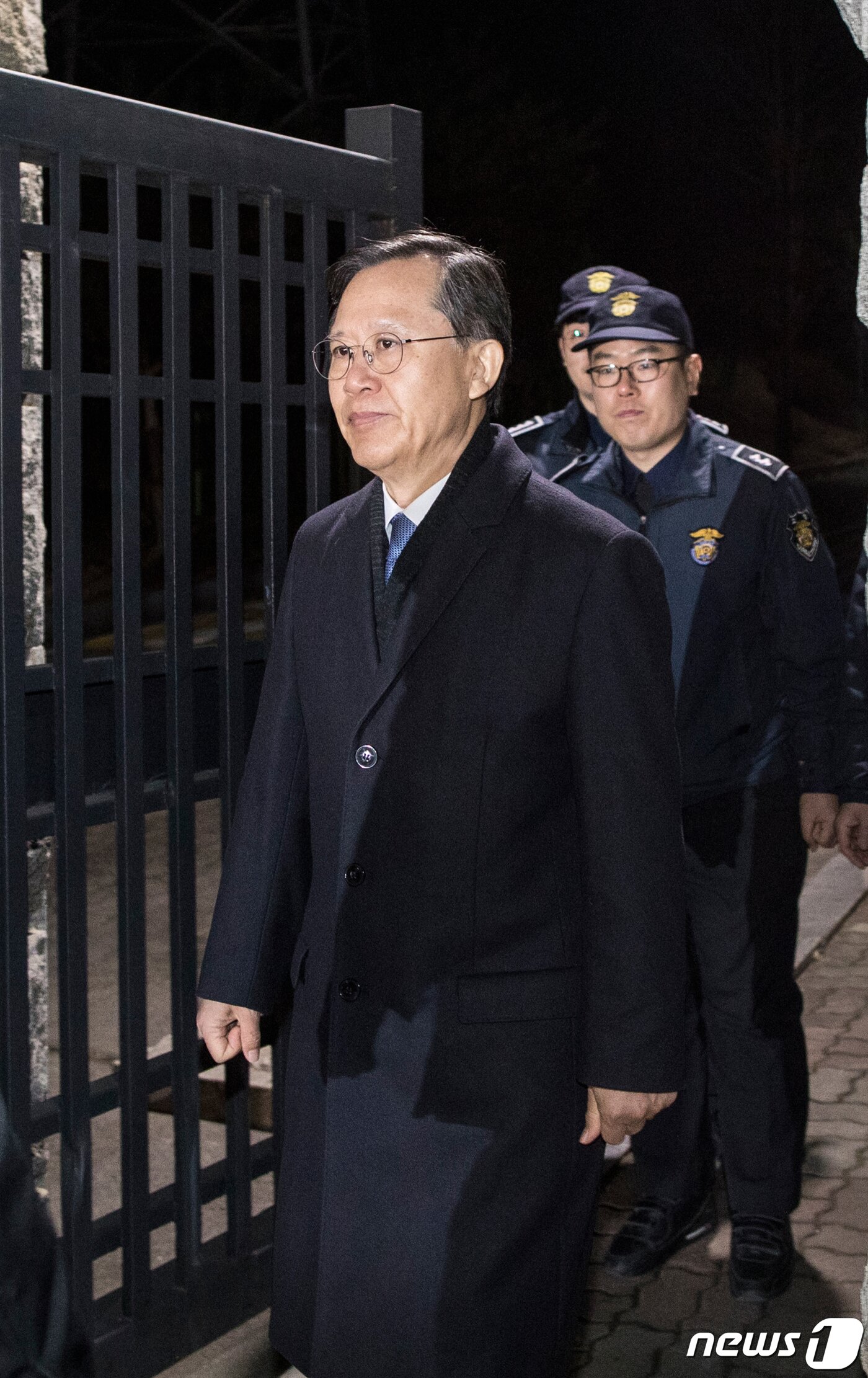 본문 이미지 - 사법행정권 남용 의혹을 받는 박병대 전 대법관의 구속영장이 기각된 지난달 24일 새벽 박 전 대법관이 경기도 의왕 서울구치소를 나서고 있다. 2019.1.24/뉴스1 ⓒ News1 성동훈 기자