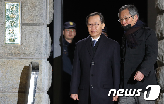굳은 표정으로 구치소 나서는 박병대 전 대법관