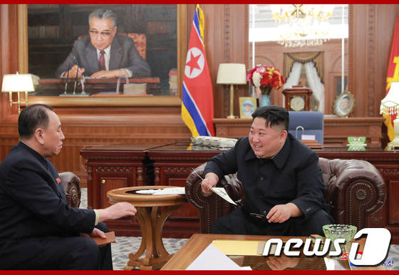 김정은 북한 국무위원장(오른쪽)이 23일 김영철 노동당 부위원장으로부터 방미결과를 보고받고 있다. (조선중앙통신 갈무리) © News1