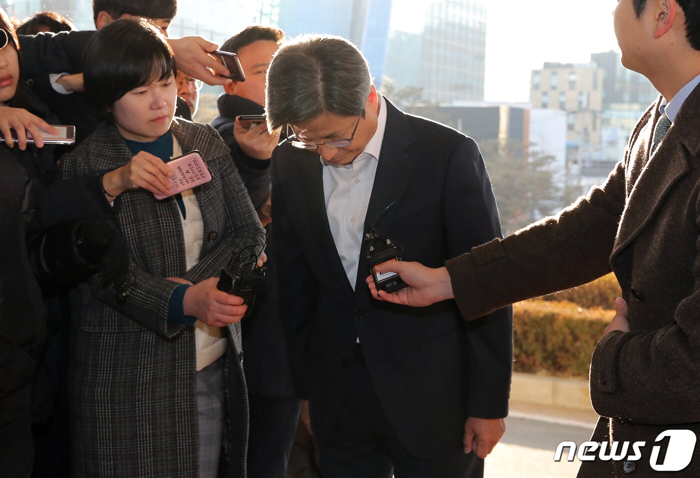 본문 이미지 - 김명수 대법원장이 24일 오전 서울 서초구 대법원으로 출근하며 고개숙여 사과하고 있다. 재판부는 이날 새벽 사법농단 중심에 선 양승태 전 대법원장에 대해 구속영장을 발부했다. 양 전 대법원장의 구속은 사법부 수장 출신으로는 헌정 사상 처음이다. 2019.1.24/뉴스1 ⓒ News1 구윤성 기자
