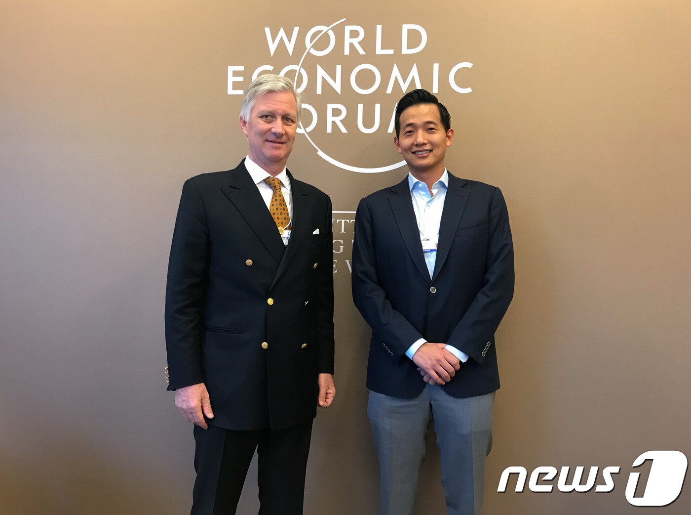 본문 이미지 - 김동관 한화큐셀 전무(오른쪽)는 22일(현지시각) 다보스에서 필립(H.M Philippe) 벨기에 국왕과 면담을 갖고, 유럽의 신재생 에너지 시장전망과 향후 지구 온난화라는 전지구적 과제를 해결하기 위해 필요한 노력에 대해 의견을 나눴다.  ⓒ 뉴스1