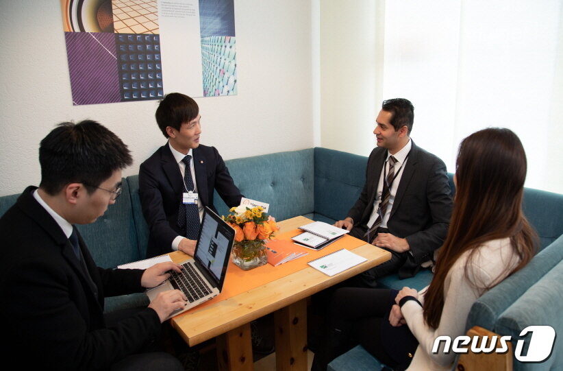 본문 이미지 - 김동원 한화생명 상무(왼쪽 두번째)는 23일(현지시각) 다보스에서 동남아시아에서 스타트업 기업에 투자를 하는 비캐피탈(B Capital)의 창업자 라지 갱굴리(Raj Ganguly, 오른쪽 두번째)와 미팅을 가졌다. 왼쪽에서 세번째가 라지 갱굴리 비캐피탈 창업자. ⓒ 뉴스1