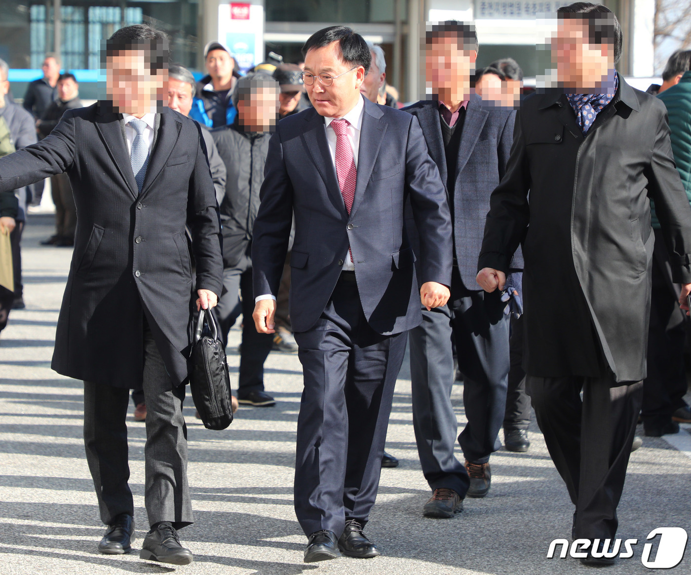 (양양=뉴스1) 고재교 기자 = 공직선거법위반 혐의로 기소된 김진하 양양군수가 24일 오전 강원 춘천지방법원 속초지원에서 공판을 마치고 나서고 있다. 2019.1.24/뉴스1