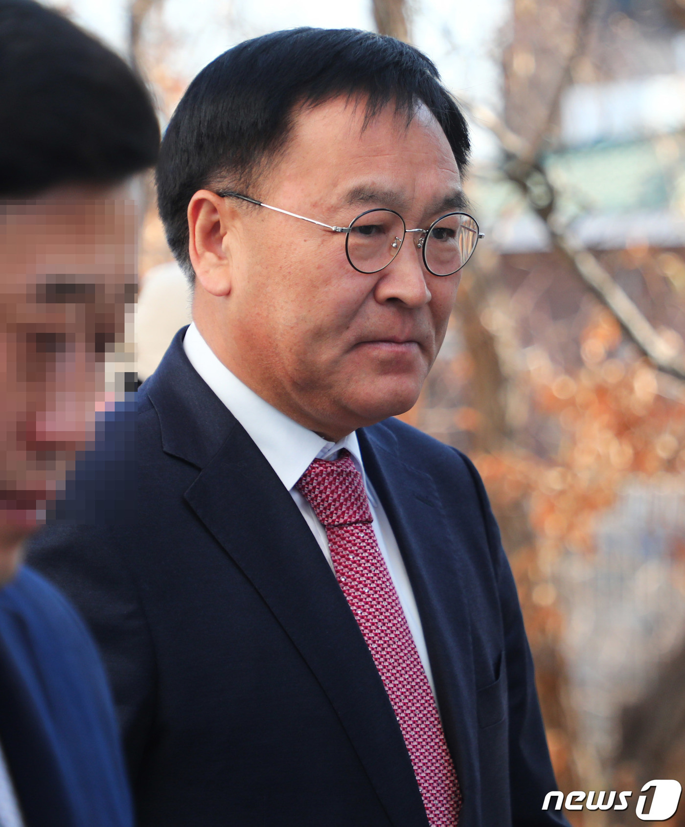 (양양=뉴스1) 고재교 기자 = 공직선거법위반 혐의로 기소된 김진하 양양군수가 24일 오전 강원 춘천지방법원 속초지원에서 공판을 마치고 나서고 있다. 2019.1.24/뉴스1