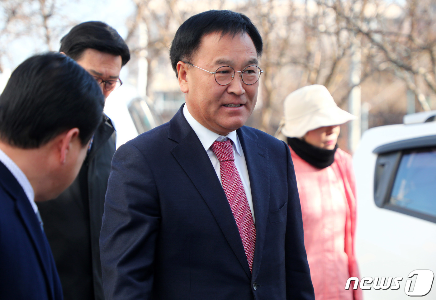 (양양=뉴스1) 고재교 기자 = 공직선거법위반 혐의로 기소된 김진하 양양군수가 24일 오전 강원 춘천지방법원 속초지원에서 공판을 마치고 나서고 있다. 2019.1.24/뉴스1