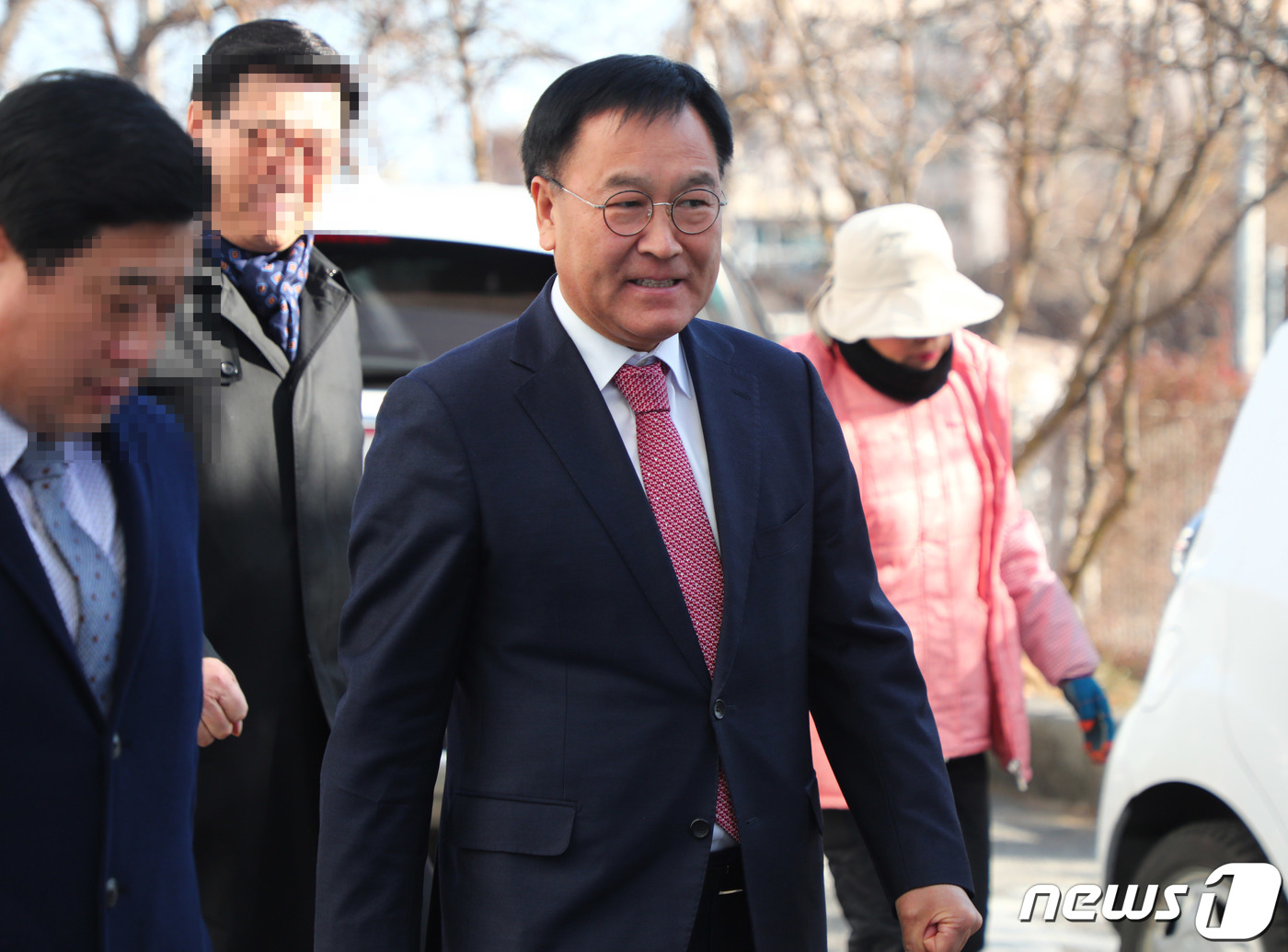 (양양=뉴스1) 고재교 기자 = 공직선거법위반 혐의로 기소된 김진하 양양군수가 24일 오전 강원 춘천지방법원 속초지원에서 공판을 마치고 나서고 있다. 2019.1.24/뉴스1