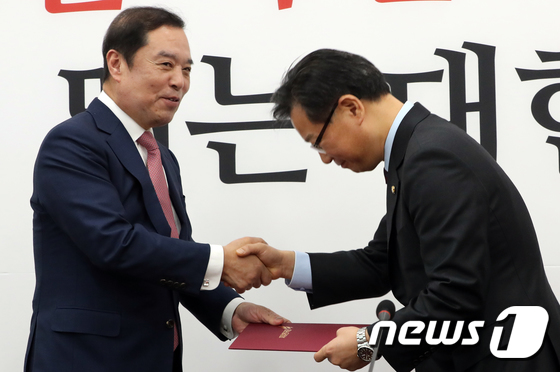 임명장 받는 이양수 자유한국당 전당대회 준비위원