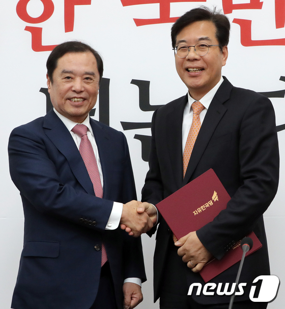 임명장 받는 송언석 자유한국당 전당대회 준비위원