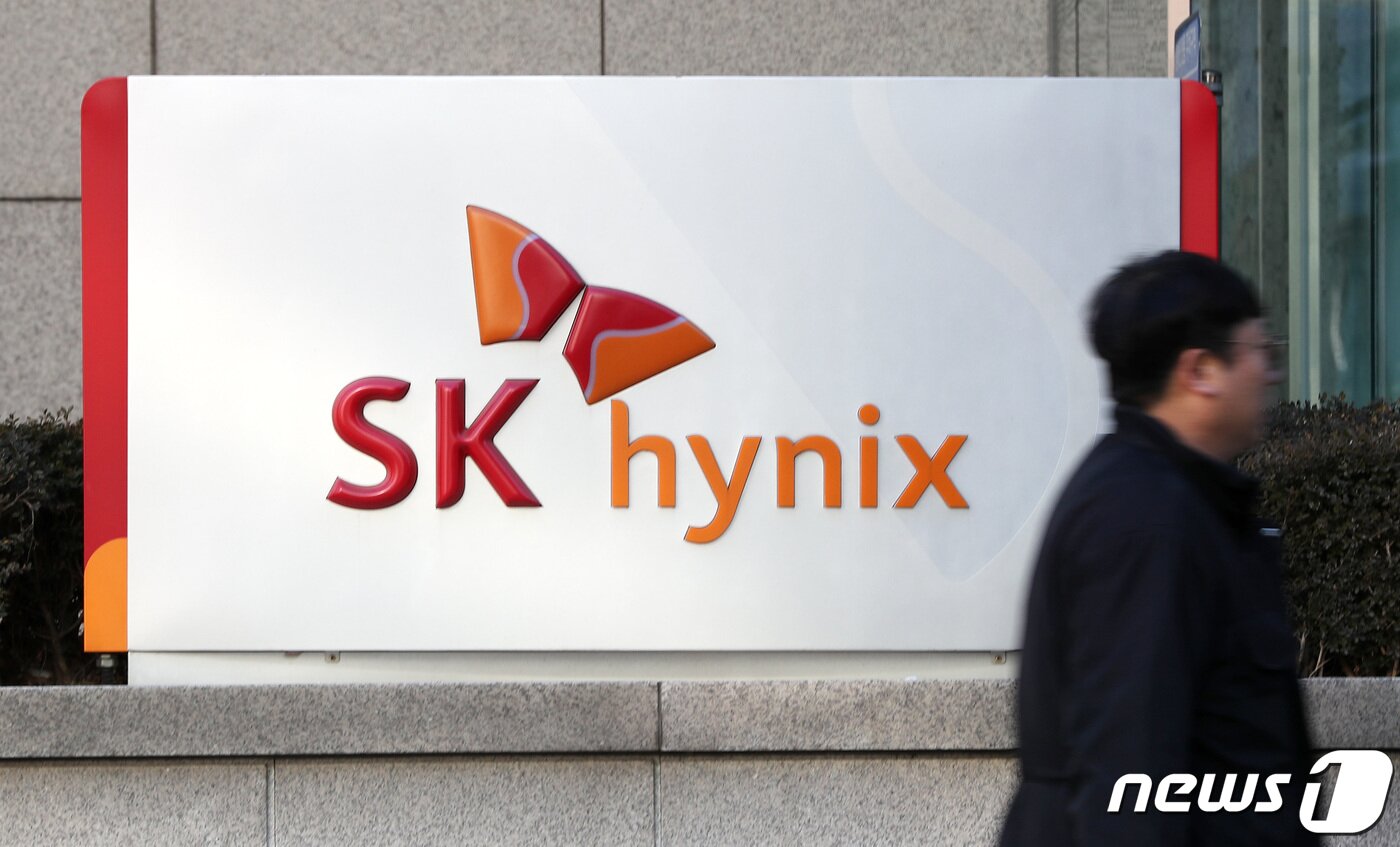 본문 이미지 - 경기도 성남시 분당구 SK하이닉스 분당사무소 앞에서 직원들이 통행하고 있다./뉴스1 ⓒ News1 조태형 기자