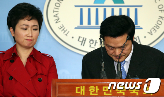 기자회견하는 이언주의원과 김태우 전 수사관