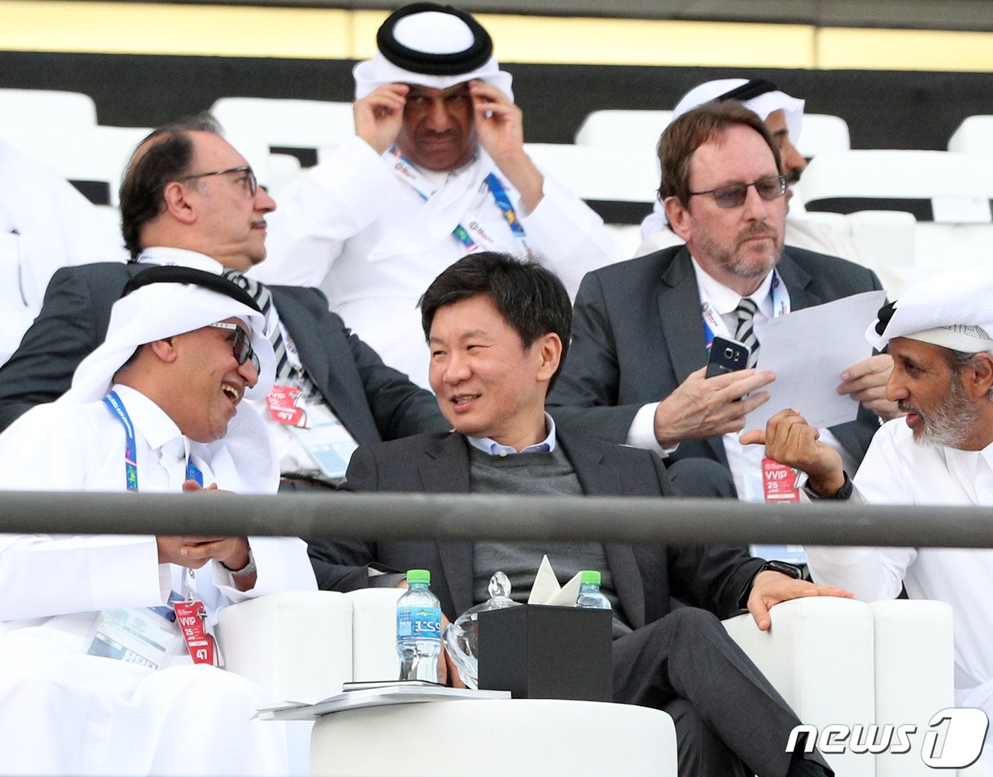 정몽규 축구협회장이 25일 오후&#40;현지시간&#41; 아랍에미리트연합&#40;UAE&#41; 아부다비 자예드 스포츠 시티 스타디움에서 열린 2019 아시아축구연맹&#40;AFC&#41; 아시안컵 8강 대한민국과 카타르의 경기를 관전하고 있다. 2019.1.25/뉴스1 ⓒ News1 신웅수 기자