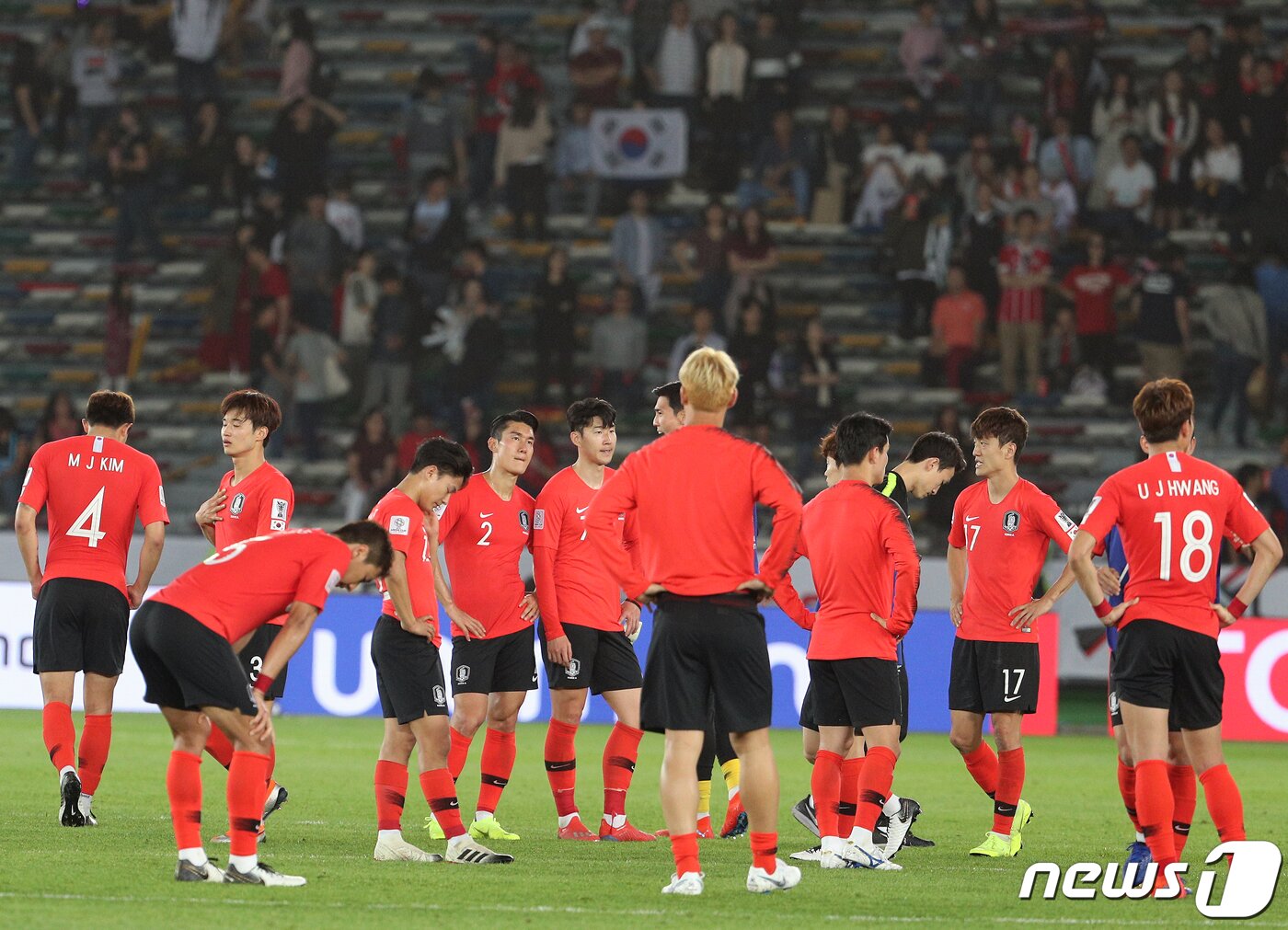 본문 이미지 - 대한민국 축구대표팀 선수들이 25일 오후(현지시간) 아랍에미리트연합(UAE) 아부다비 자예드 스포츠 시티 스타디움에서 열린 2019 아시아축구연맹(AFC) 아시안컵 8강 대한민국과 카타르의 경기에서 1대 0으로 패한 후 아쉬워하고 있다. 2019.1.25/뉴스1 ⓒ News1 신웅수 기자