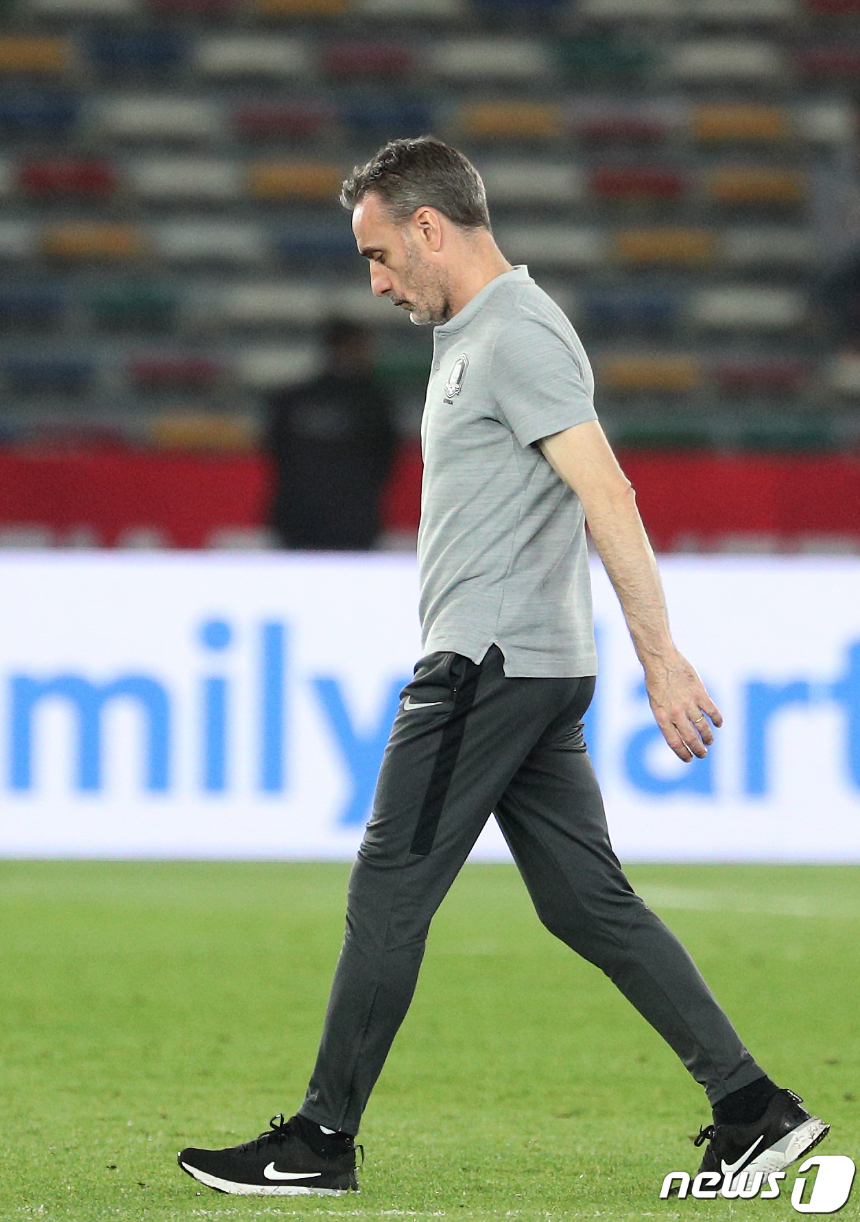 (아부다비(UAE)=뉴스1) 신웅수 기자 = 파울루 벤투 대한민국 축구대표팀 감독이 25일 오후(현지시간) 아랍에미리트연합(UAE) 아부다비 자예드 스포츠 시티 스타디움에서 열린 …