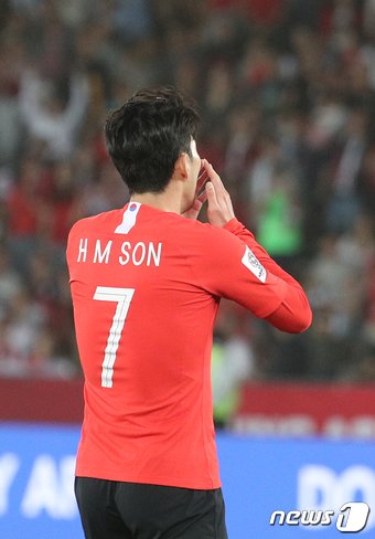 대한민국 축구대표팀 손흥민이 25일 오후&#40;현지시간&#41; 아랍에미리트연합&#40;UAE&#41; 아부다비 자예드 스포츠 시티 스타디움에서 열린 2019 아시아축구연맹&#40;AFC&#41; 아시안컵 8강 대한민국과 카타르의 경기에서 득점에 실패한 후 아쉬워하고 있다. 이날 경기는 대한민국이 0-1로 패했다. 2019.1.25/뉴스1 ⓒ News1 신웅수 기자