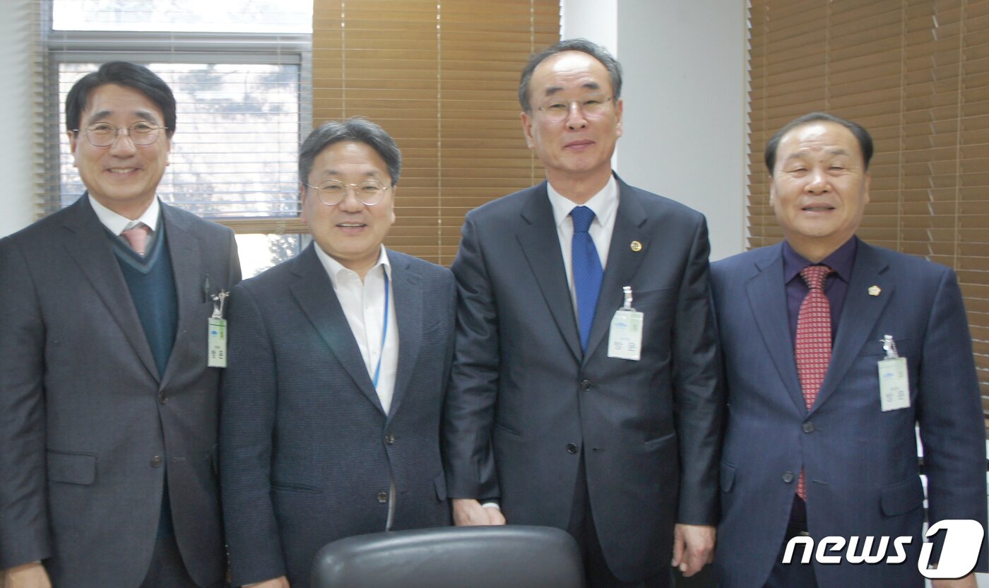 본문 이미지 - 지난 25일 청와대 비서실을 방문한 전우현 경북 경제부지사(왼쪽),장세용 구미시장(세번째), 김태근 구미시의장 등이 노영민 비서실장(두번째)을 만나 수도권 공장 총량제 준수를 요구하고 구미가 반도체 특화 클러스터 의 최적지임을 강조한 뒤 기념촬영을 하고 있다 . (구미시제공)2019.1.26/뉴스1 ⓒ News1 정우용 기자