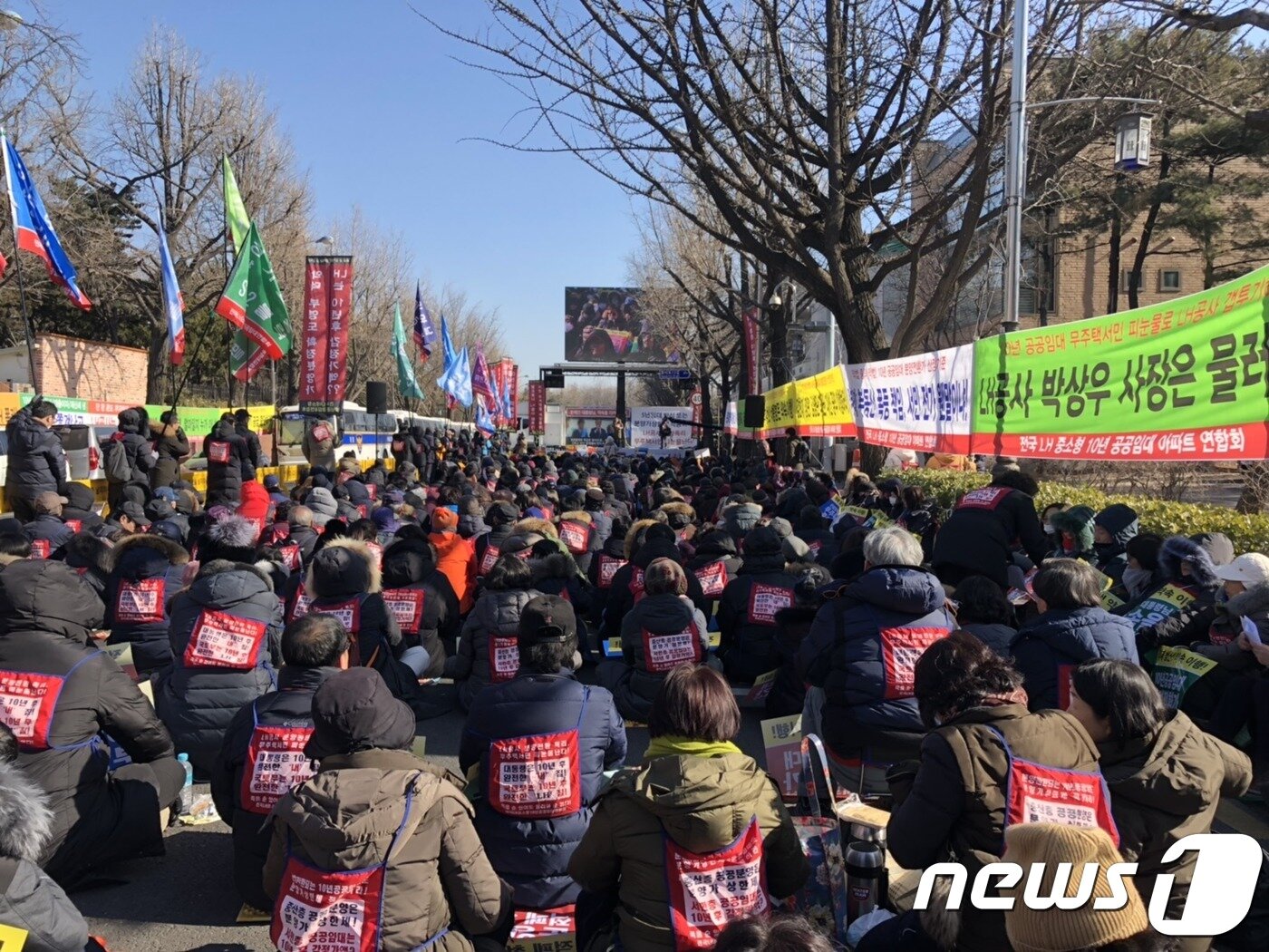 본문 이미지 - '전국 LH 중소형 10년 공공임대연합회'는 26일 서울 종로구 청와대 앞에서 집회를 열고 공공임대주택 분양전환가 산정 방식을 개선하라고 문재인 대통령에 촉구했다.2019.1.26 ⓒ 뉴스1