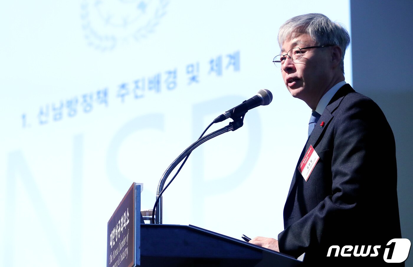 본문 이미지 - 김현철 신남방정책특위 위원장이 28일 오전 서울 중구 남대문로 대한상공회의소 국제회의장에서 열린 대한상의 CEO 조찬간담회에서 2019년도 신남방정책특위 주요 추진정책을 주제로 기조연설을 하고 있다. 2019.1.28/뉴스1 ⓒ News1 박정호 기자