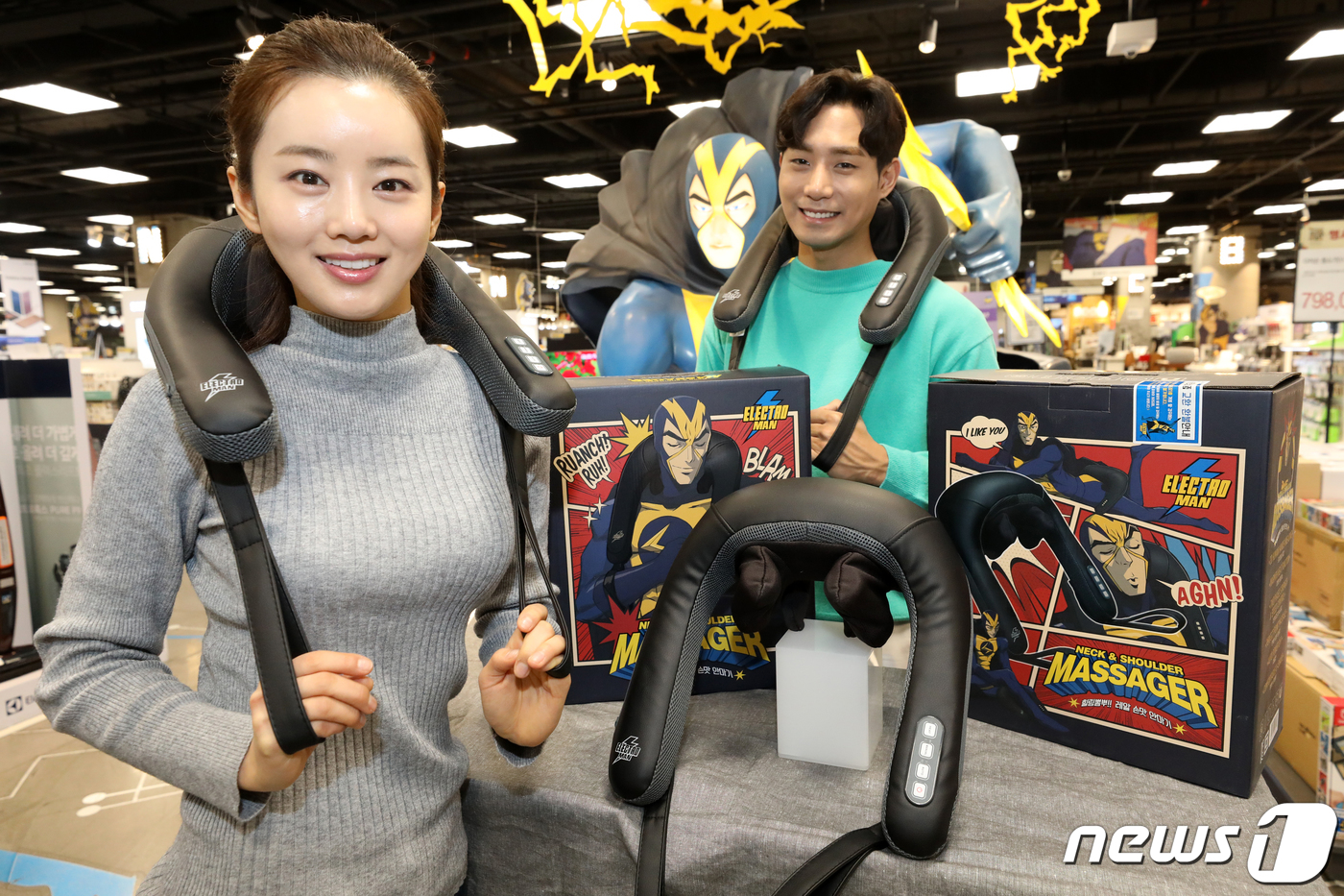 (서울=뉴스1) 이승배 기자 = 28일 오전 서울 영등포구 타임스퀘어 이마트 일렉트로마트 매장에서 모델들이 '일렉트로맨 목 어깨 마사지기'를 소개하고 있다.U자 형태로 목과 어깨를 …