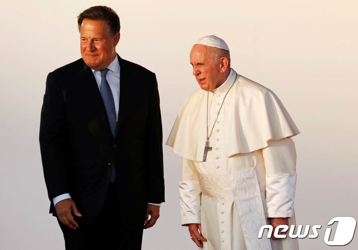 (파나마시티 로이터=뉴스1) 우동명 기자 = 프란치스코 교황이 27일(현지시각) 파나마시티에서 열린 '세계청년대회(WYD)'에 참석한 뒤 토쿠멘 국제공항에서 후안 카를로스 바렐라 …