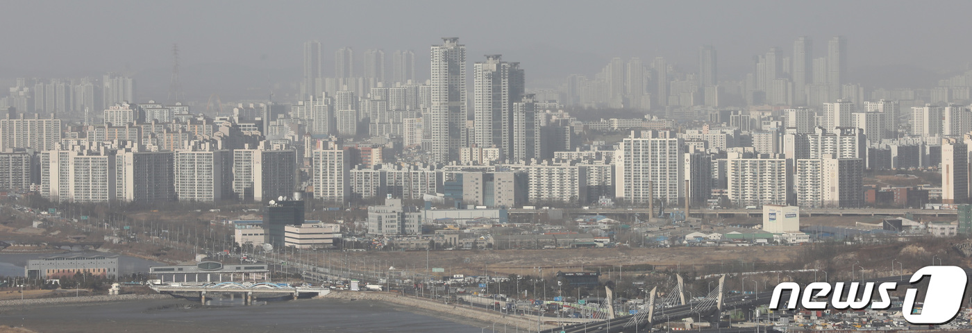 (인천=뉴스1) 오장환 기자 = 전국 대부분 지역에 미세먼지 농도가 '나쁨' 수준을 보인 28일 오후 인천광역시 연수구 송도동 도심이 미세먼지로 인해 뿌옇다. 2019.1.28/뉴 …