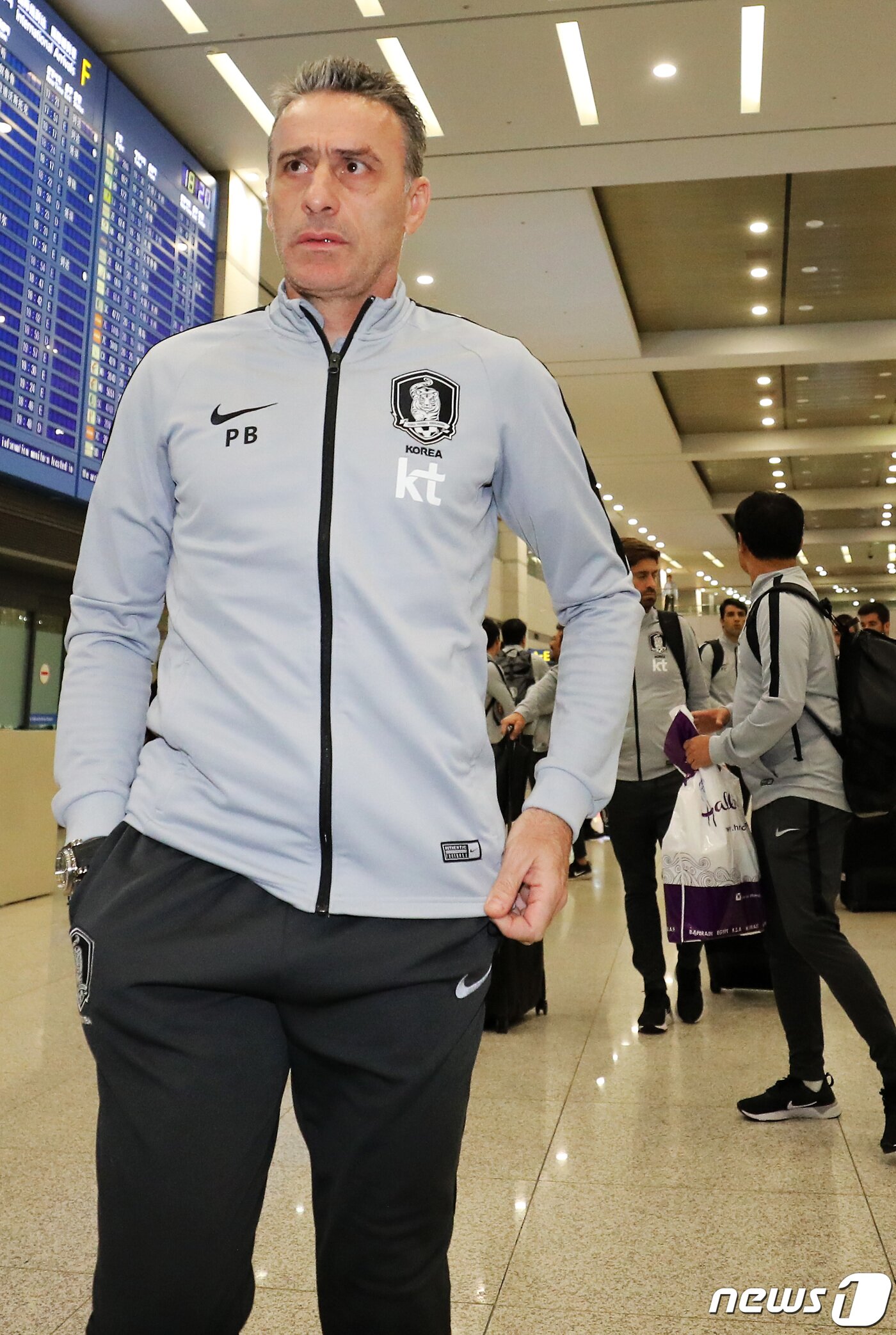 본문 이미지 - 파울루 벤투 대한민국 축구대표팀 감독이 28일 오후 아시안컵 일정을 마치고 인천국제공항을 통해 귀국하고 있다. 축구대표팀은 8강에서 카타르에게 1대 0으로 패하며 59년만의 우승 도전에 실패했다. 2019.1.28/뉴스1 ⓒ News1 오장환 기자
