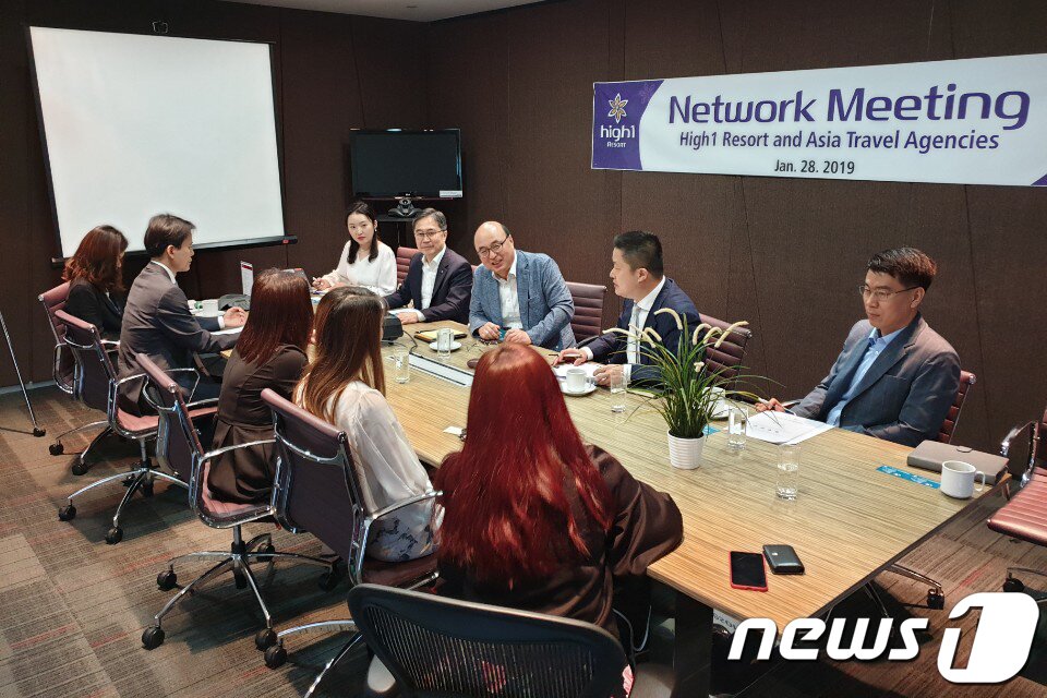 본문 이미지 - 문태곤 강원랜드 대표이사(뒷줄 오른쪽 세 번째)를 비롯한 관계자들이 지난 28일 하이원리조트 싱가포르 지사에서 해외고객 유치를 위한 세일즈 논의를 하고 있다.  (강원랜드 제공) 2019.1.29/뉴스1 ⓒ News1 