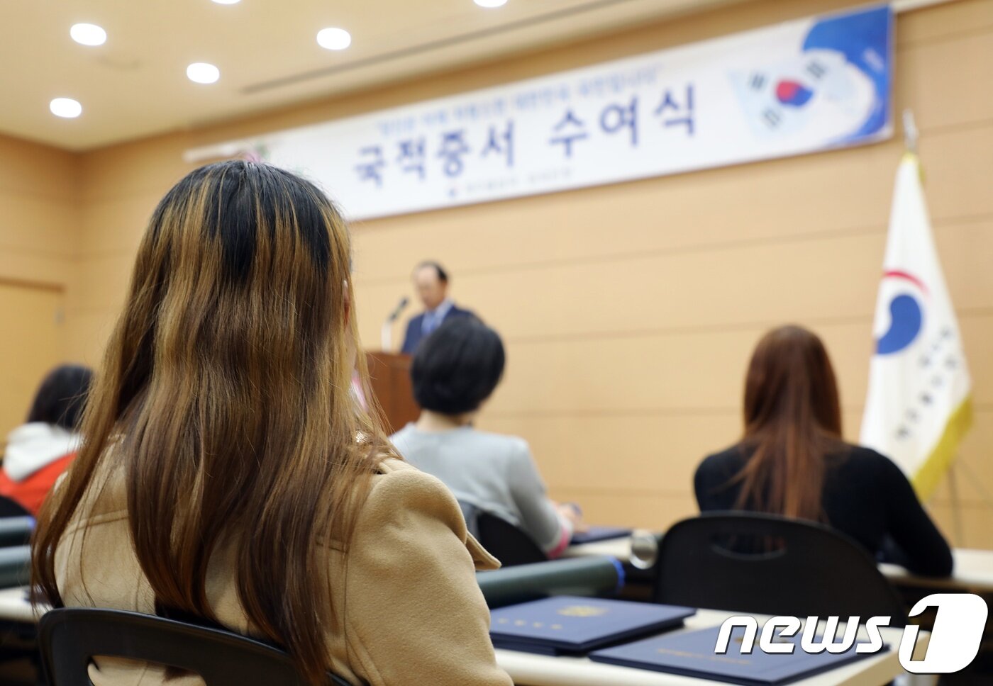 본문 이미지 - 29일 오후 제주출입국·외국인청 대강당에서 '제주 첫 국적증서 수여식'이 열리고 있다. 2019.01.29/뉴스1 ⓒ 뉴스1 안서연 기자