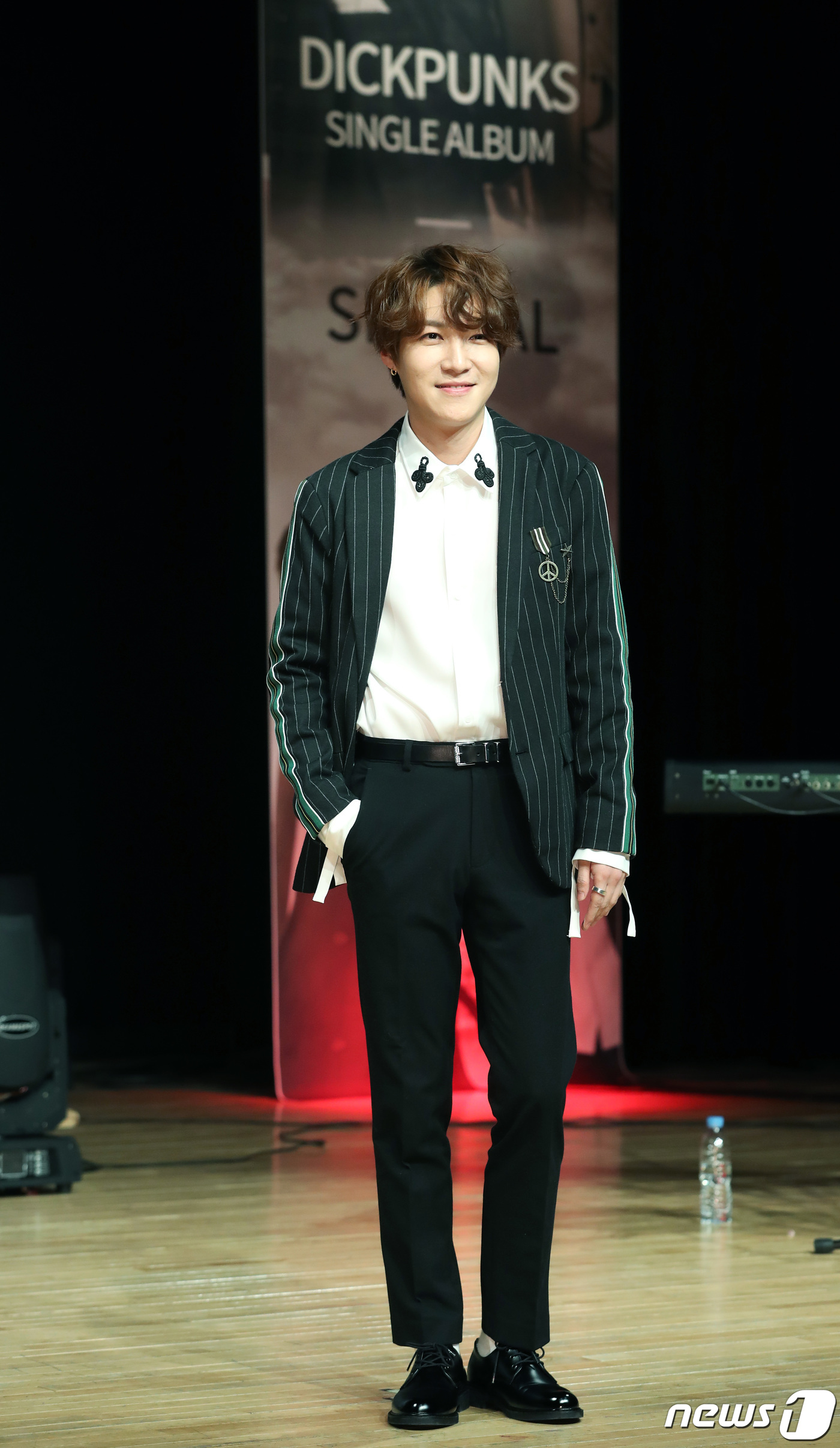 (서울=뉴스1) 권현진 기자 = 밴드 딕펑스 김태현이 29일 오후 서울 일지아트홀에서 열린 싱글 앨범 ‘스페셜(SPECIAL)’ 쇼케이스에 참석해 포즈를 취하고 있다.이번 앨범에는 …