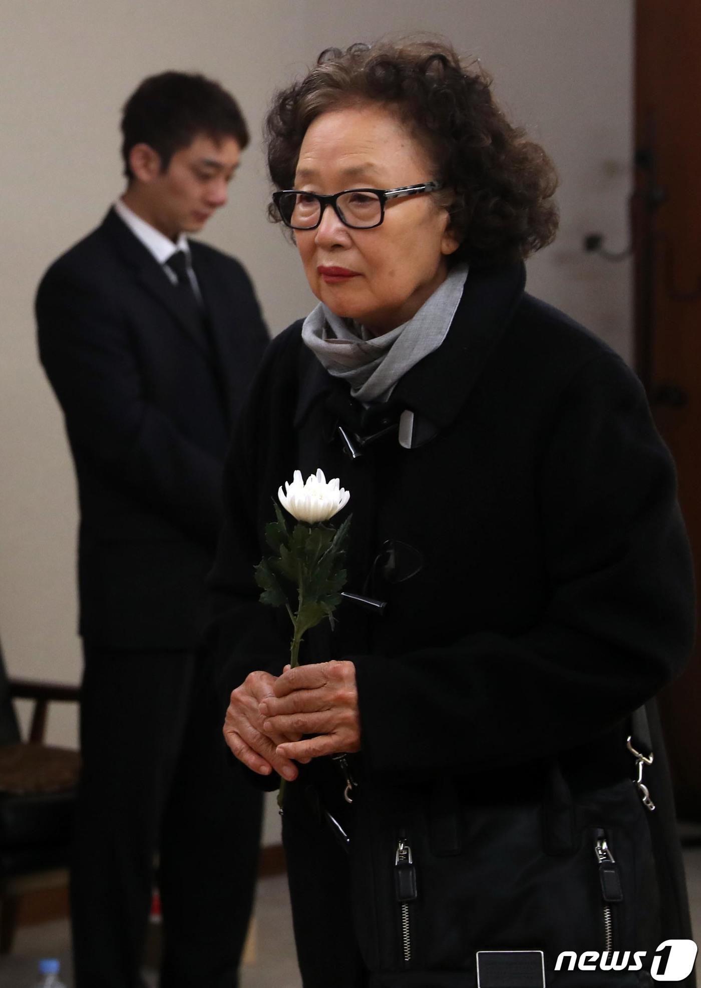 (서울=뉴스1) 박세연 기자 = 29일 서울 서대문구 세브란스 병원 장례식장 특실에 마련된 일본군 성노예 피해자 고 김복동 할머니의 빈소에서 배우 나문희가 조문을 하고 있다.배우 …