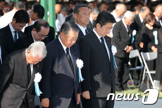 아베 신조 일본 총리(앞줄 오른쪽)가 작년 8월6일 히로시마 평화기념공원에서 '원폭 희생자위령식·평화기원식'에 참석, 묵념하고 있다. © AFP=뉴스1