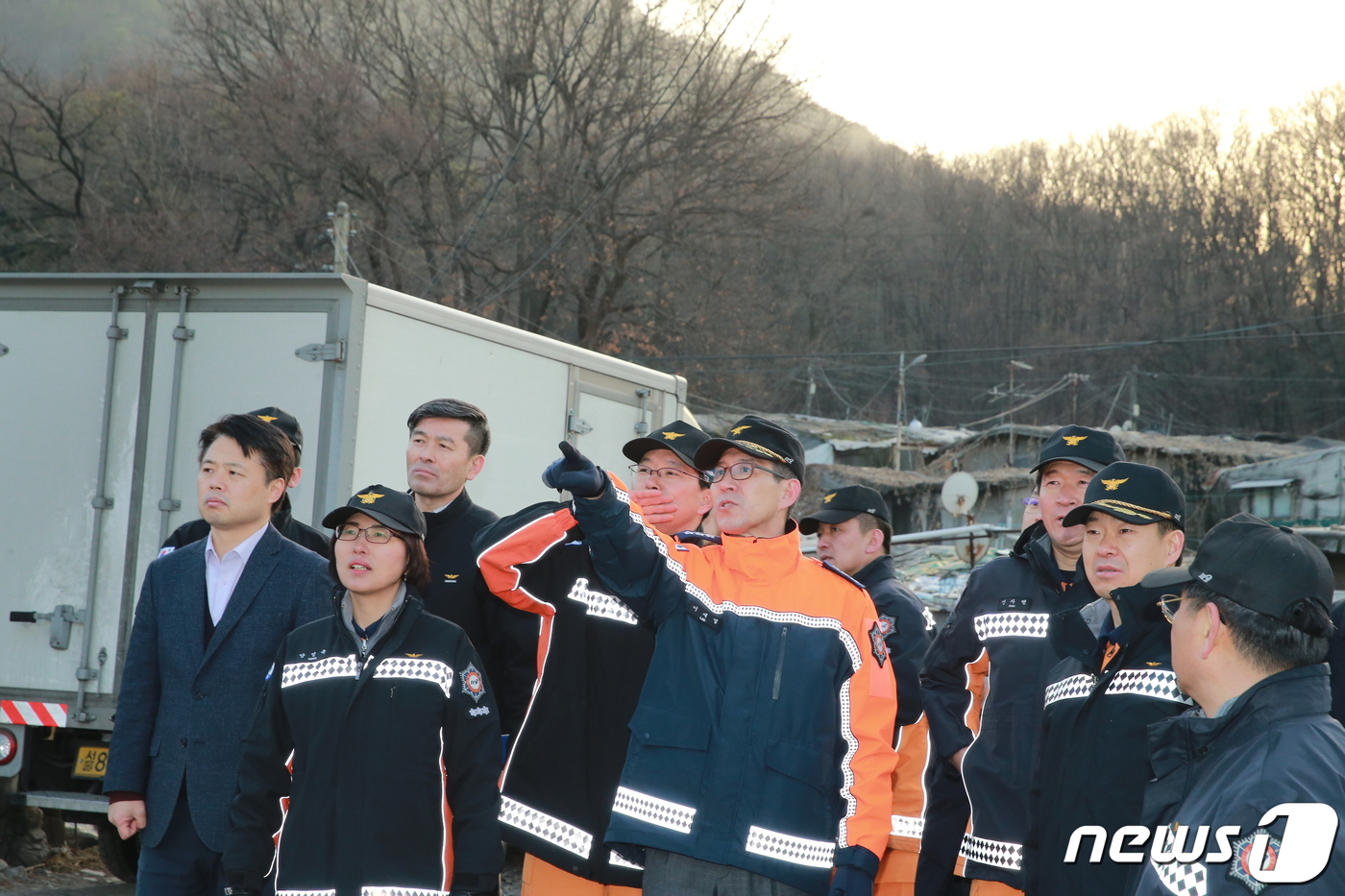 (서울=뉴스1) = 이재열 서울소방재난본부장이 29일 오후 화재경계지구인 서울 강남구 구룡마을을 방문, 세대별 화재위험성을 점검하고 있다.(서울소방재난본부 제공) 2019.1.29 …