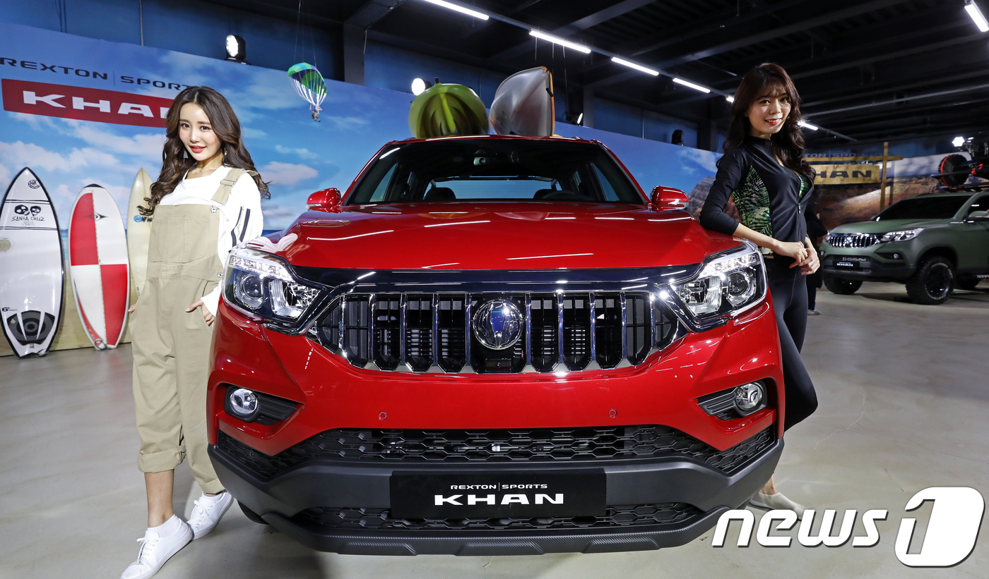 (서울=뉴스1) 오대일 기자 = 쌍용자동차 모델들이 3일 서울 성동구 S-Factory 에서 렉스턴 스포츠 기반 롱보디 모델인 ‘렉스턴 스포츠 칸’ 을 선보이고 있다. 렉스턴 스포 …