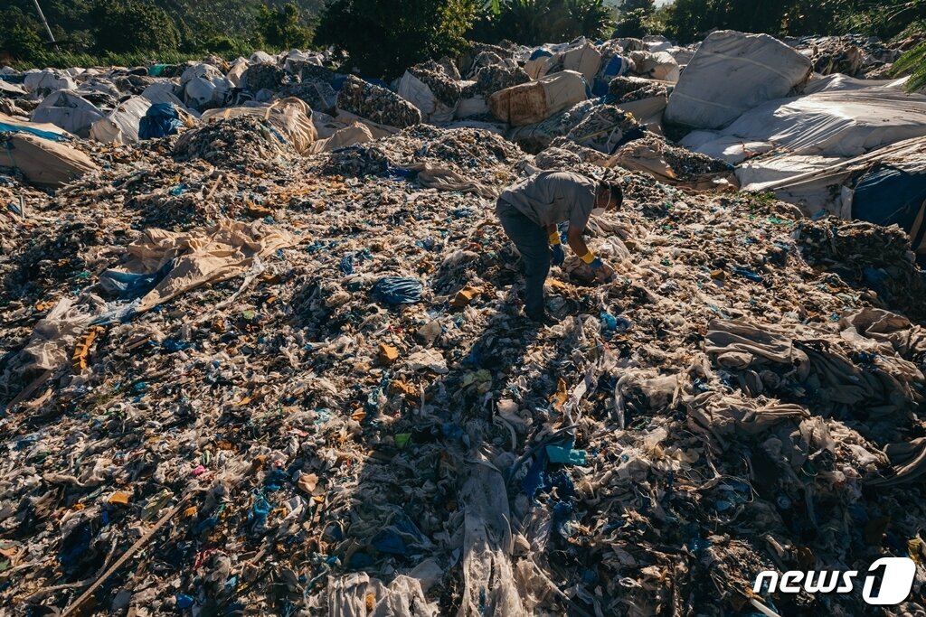 본문 이미지 - 필리핀 민다나오섬 미사미스 오리엔탈에 한국발 플라스틱 쓰레기 5100 톤이 방치돼 있다.(사진 그린피스 제공)ⓒ News1