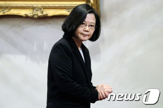 차이잉원 대만 총통이 2일(현지시간) 타이페이 총통부에서 신년 기자회견을 한 뒤 떠나고 있다. 차이 총통은 이날 시진핑 중국 국가주석의 일국양제 접근에 따른 대만과 중국 간 통일을 거부하며 