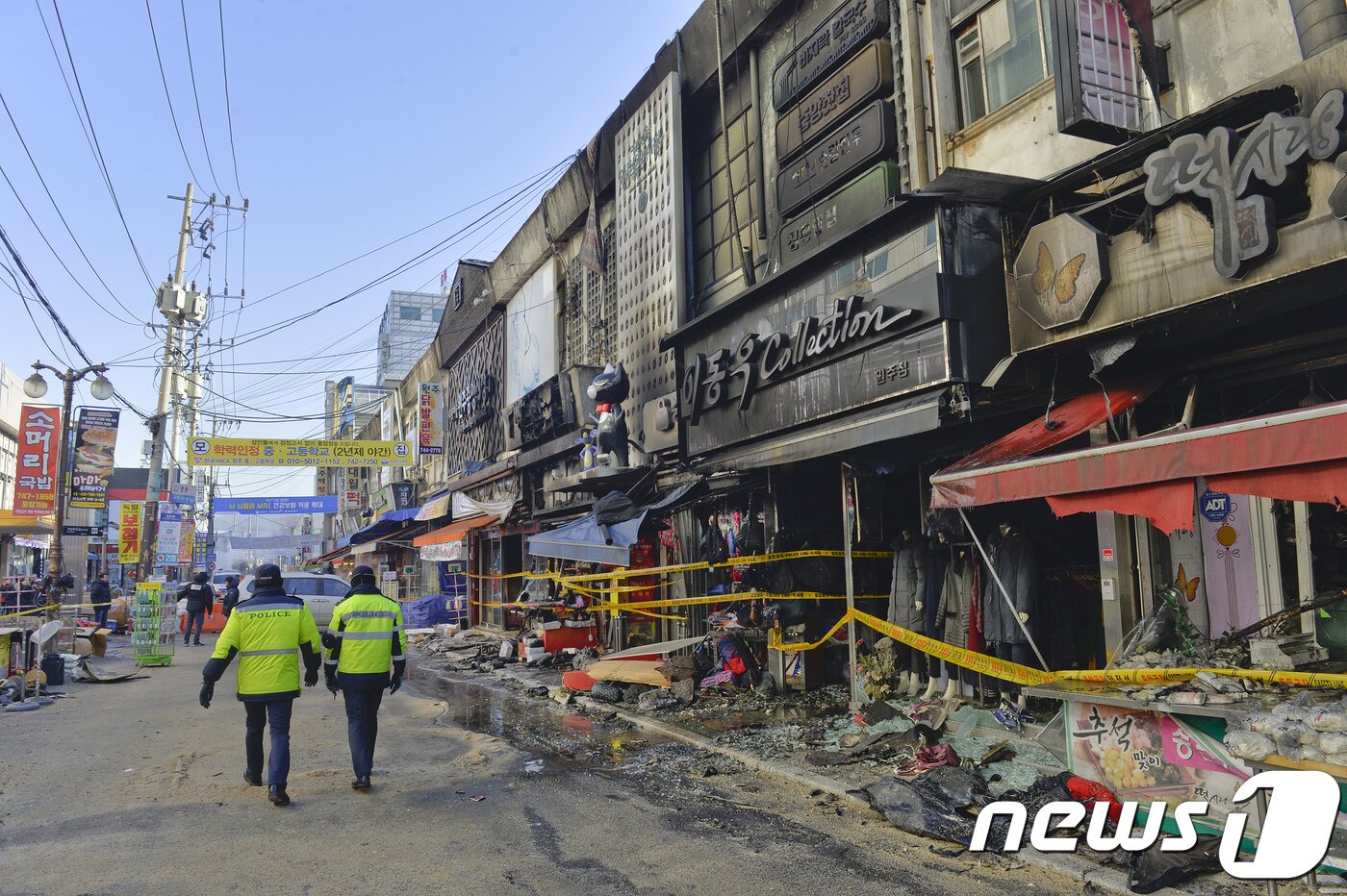 본문 이미지 - 지난해 1월3일 화재가 발생하고 하루가 지난 강원 원주 중앙시장의 모습/뉴스1 DB ⓒ News1