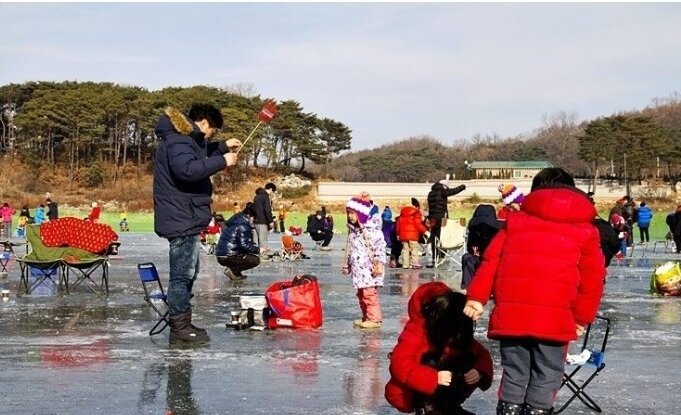 본문 이미지 - 강화송어빙어축제를 즐기고 있는 여행객들의 모습