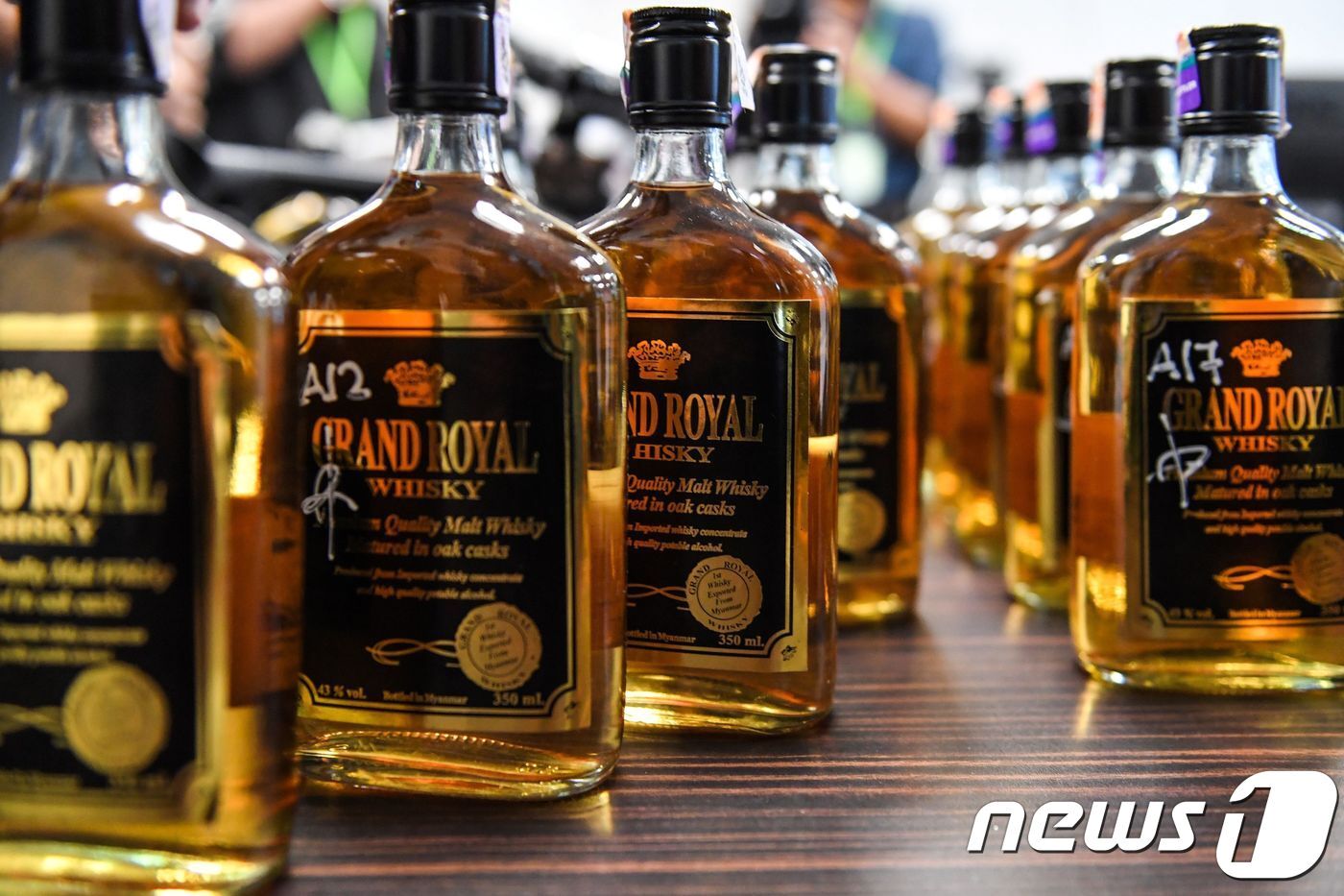 본문 이미지 - 미얀마산 '그랜드 로얄' 위스키. ⓒ AFP=뉴스1