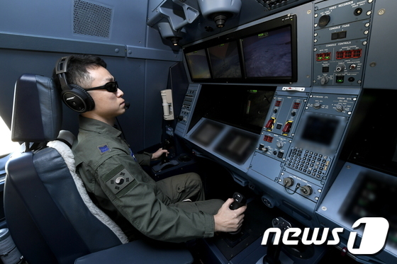 KC-330 공중급유기에서 공군 공중급유통제사들이 임무를 수행하고 있다. (공군 제공) 2019.1.30/뉴스1