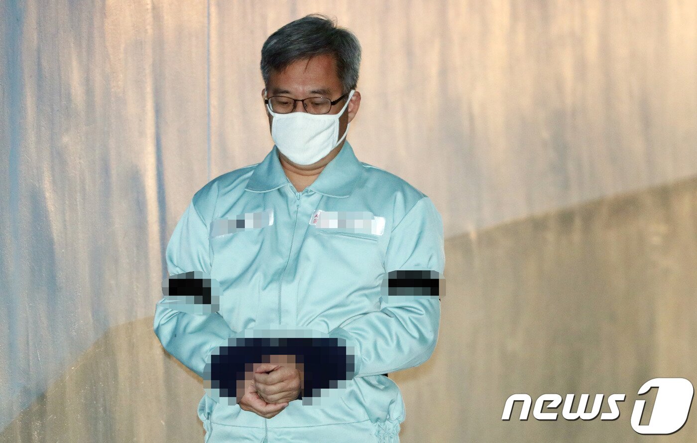 본문 이미지 - 댓글 조작 등의 혐의 등으로 기소된 드루킹 김 모씨가 서울 서초구 서울중앙지법에서 열린 1심 선고 공판에 출석하고 있다. 2019.1.30/뉴스1 ⓒ News1 허경 기자