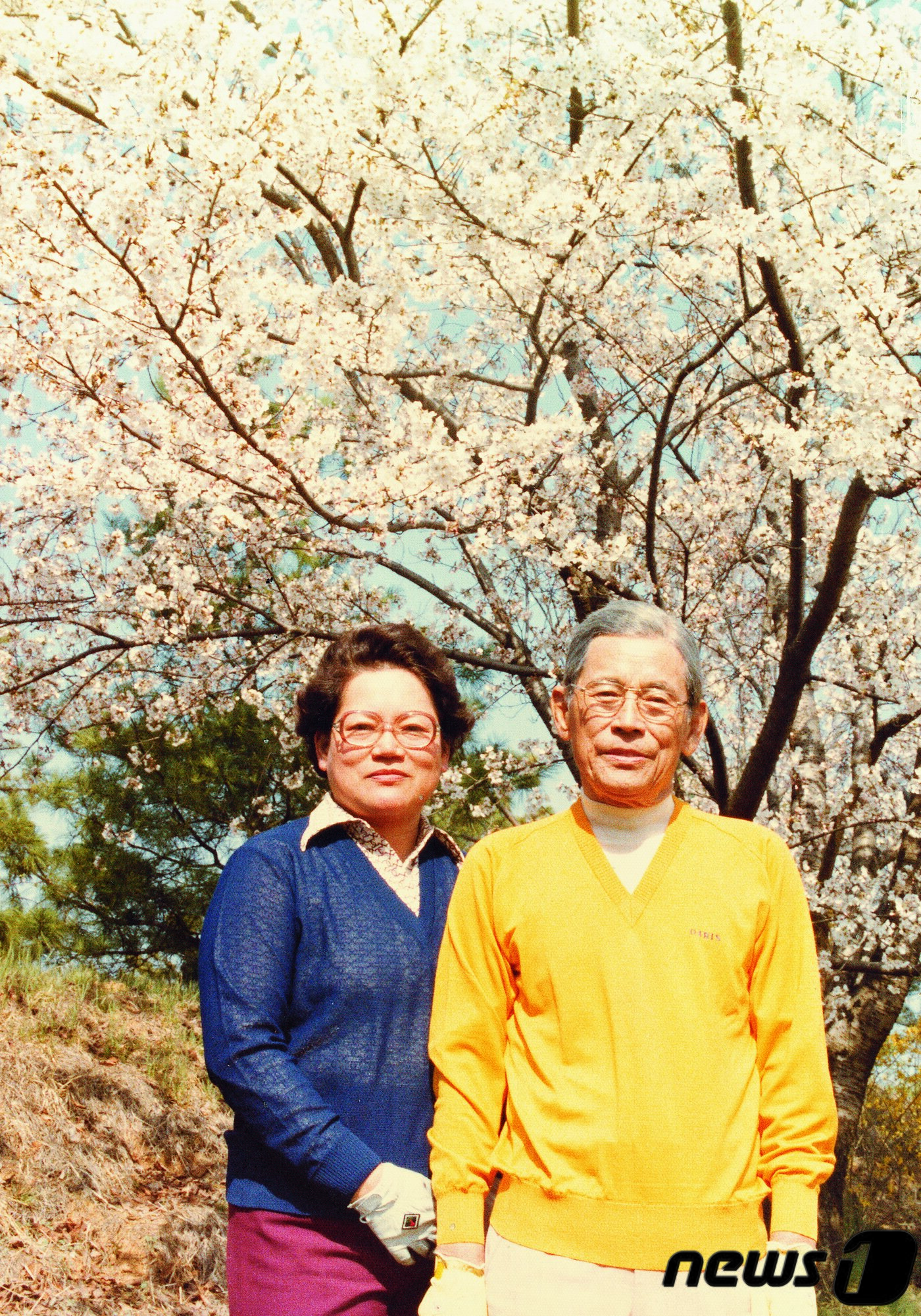 본문 이미지 - 이병철 삼성그룹 선대회장과 이인희 고문.ⓒ 뉴스1