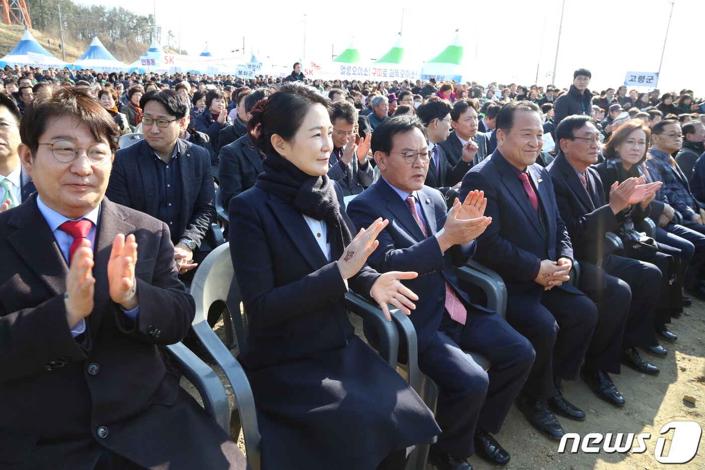 본문 이미지 - 30일 오후 경북 구미 국가5산업단지에서 열린 하이닉스 구미유치의 열망을 모으기 위한 '희망 2019! 대구·경북 시도민 상생경제 한마음축제'에 참석한 권영진 대구시장(오른쪽부터), 배지숙 대구시의장,백선기 칠곡군수 등이 박수를 치고 있다. 2019.1.30/뉴스1 ⓒ News1 정우용 기자