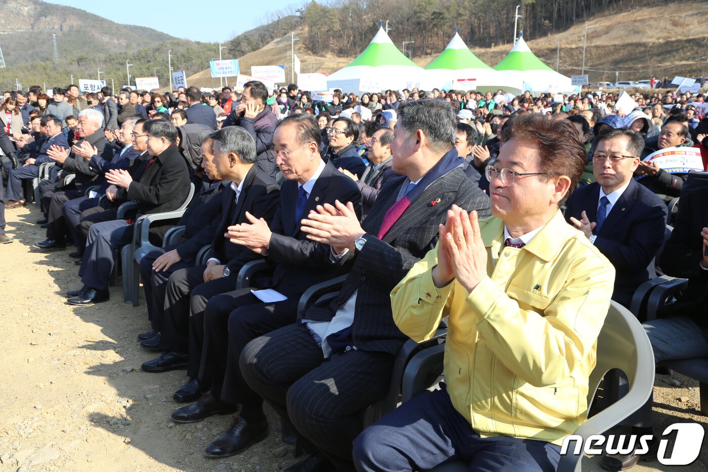 본문 이미지 - 30일 오후 경북 구미 국가5산업단지에서 열린 하이닉스 구미유치의 열망을 모으기 위한 '희망 2019! 대구·경북 시도민 상생경제 한마음축제'에 참석한 이철우 경북지사(왼쪽부터), 장경식 경북도의장,장세용 구미시장 등이 박수를 치고 있다. 2019.1.30/뉴스1 ⓒ News1 정우용 기자