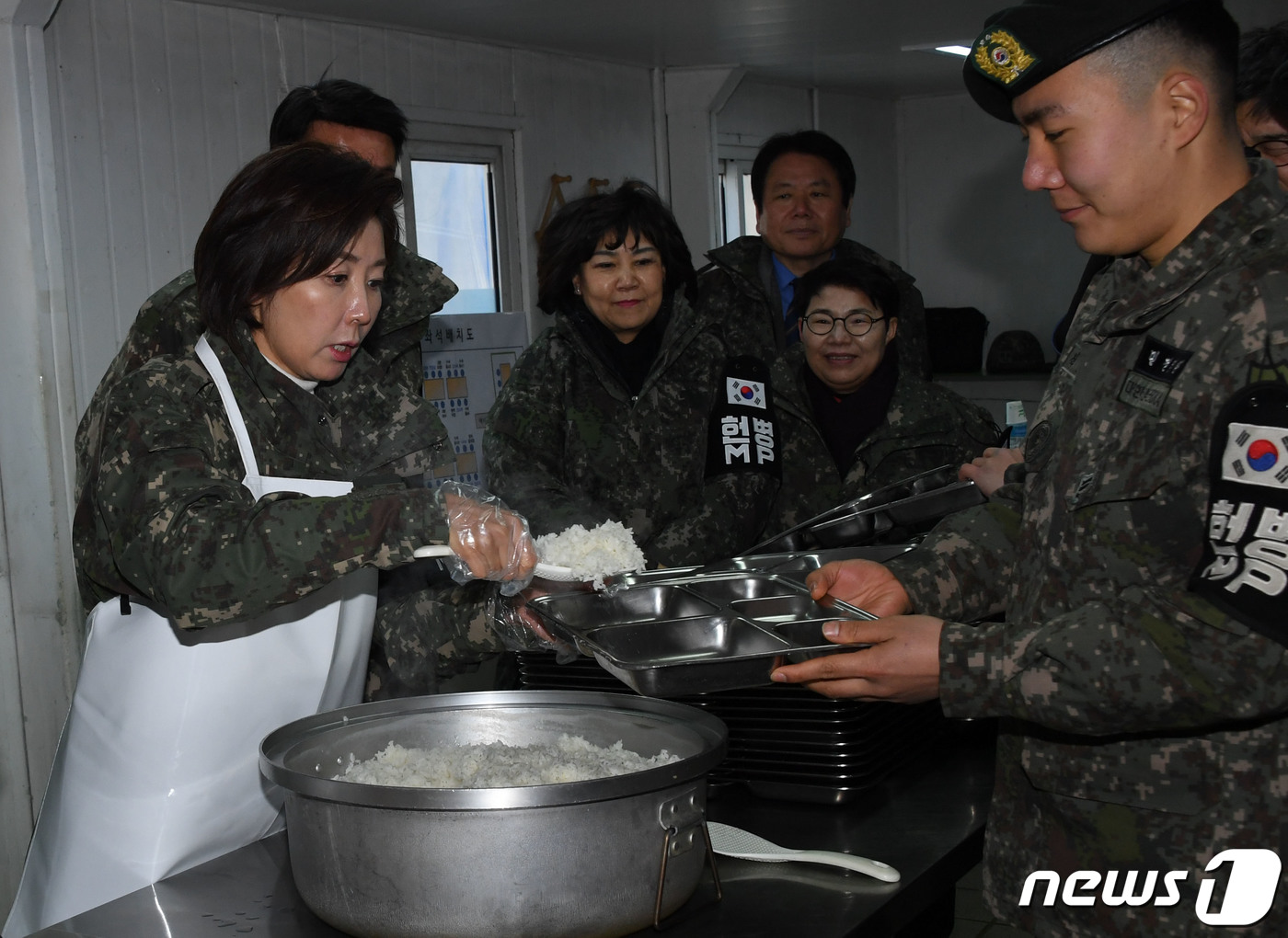 (인제=뉴스1) 국회사진취재단 = 나경원 자유한국당 원내대표가 30일 강원 12사단 수색중대를 방문해 장병들과 오찬에 앞서  배식봉사를 하고 있다. 2019.1.30/뉴스1