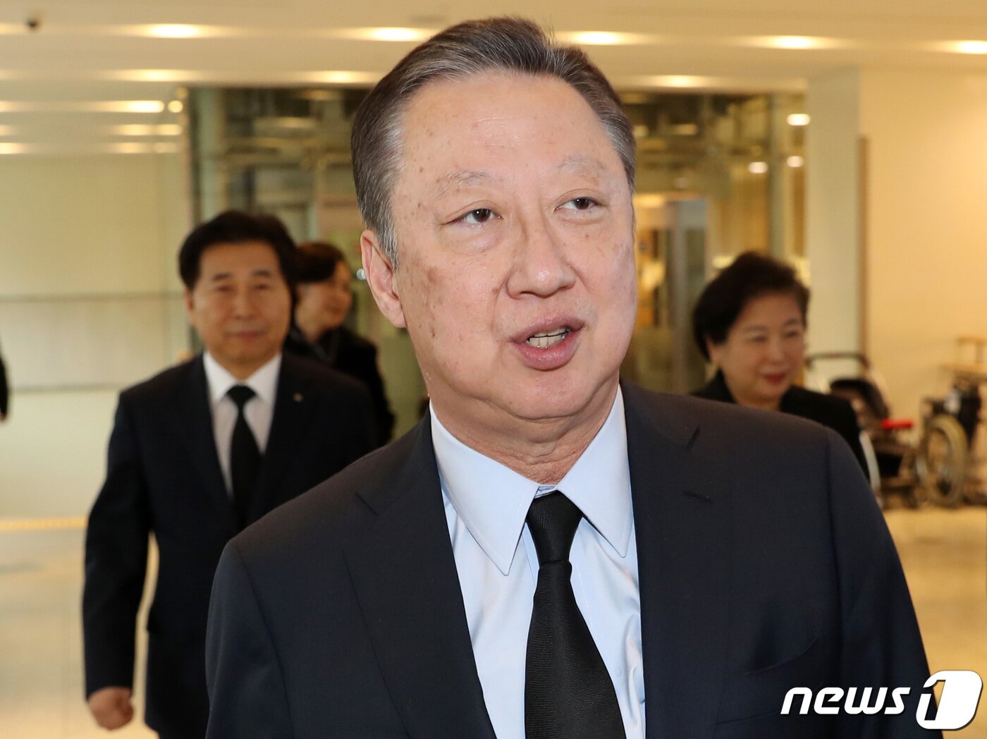 본문 이미지 - 박용만 대한상의회장이 30일 고 이인희 한솔그룹 고문의 빈소를 찾아 조문한 후 삼성서울병원 장례식장을 나서고 있다. 이 고문은 고 이병철 삼성그룹 창업주 장녀이자 이건희 삼성전자 회장의 누나다. 국내 대표적인 여성 경영인으로 꼽히는 그는 삼성그룹에서 독립해 오늘날의 한솔그룹을 일궜다.2019.1.30/뉴스1 ⓒ News1 이종덕 기자